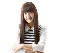 영화배우인 비사 레이나의 대표 이미지