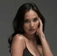영화배우인 카라 곤잘레스의 대표 이미지